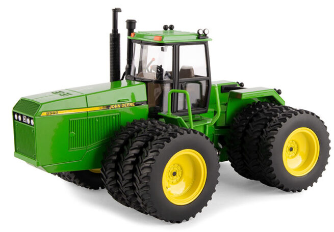 John Deere 8560 4-WD met Triples National Farm Toy Museum 2020