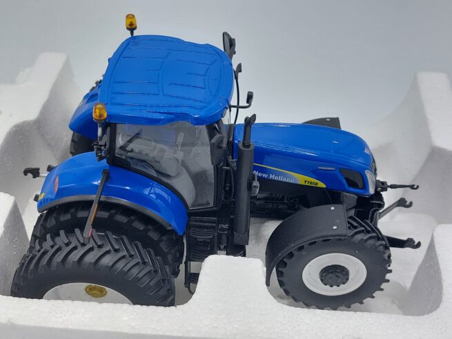 New Holland T7050 met Dubbellucht