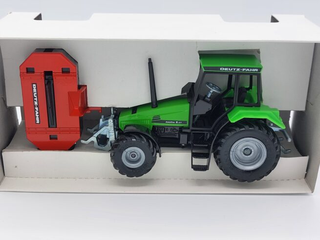 Deutz Fahr AgroXtra 6.07 met Frontmaaier