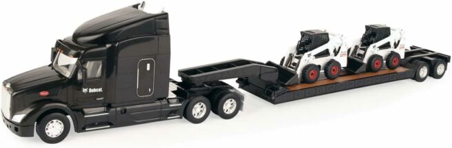 Peterbilt 579 met Dieplader en 2 Die Cast Bobcat S450 ERTL 473678